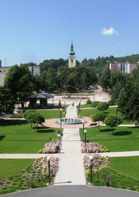 Námestie slobody so sochou Vodulky a kruhovou fontánou