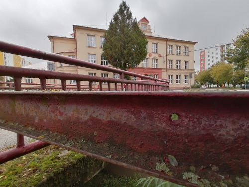 Prestrelené zábradlie pri potoku