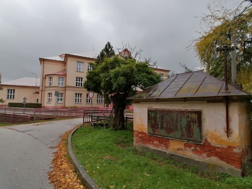 Prestrelené zábradlie pri potoku