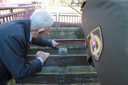 Samuel Baran - člen partizánskej skupiny, v roku 2020 sa vrátil na miesto prepadu