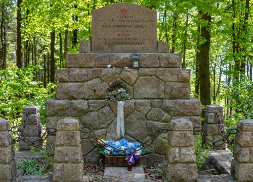 Pamätník I. D. Dibrova pod Veľkou Javorinou