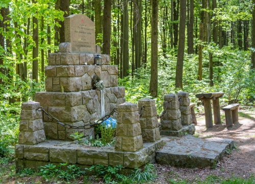 Pamätník I. D. Dibrova pod Veľkou Javorinou