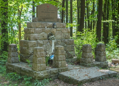 Pamätník I. D. Dibrova pod Veľkou Javorinou